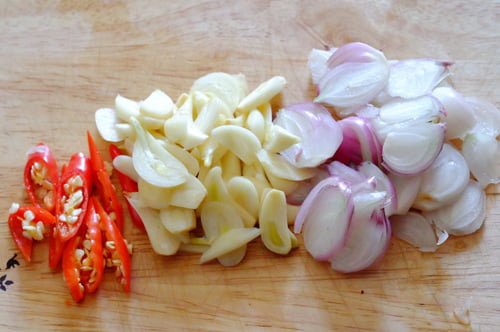 Trồng Rau Trên Sân Thượng Từ A-Z: Hướng Dẫn Chi Tiết Cho Người Đô Thị 3 Hành tỏi ớt