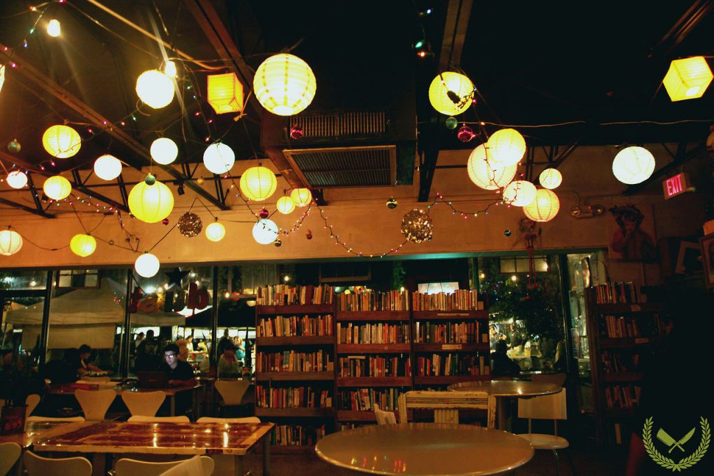Quán cafe được decor bởi lồng đèn