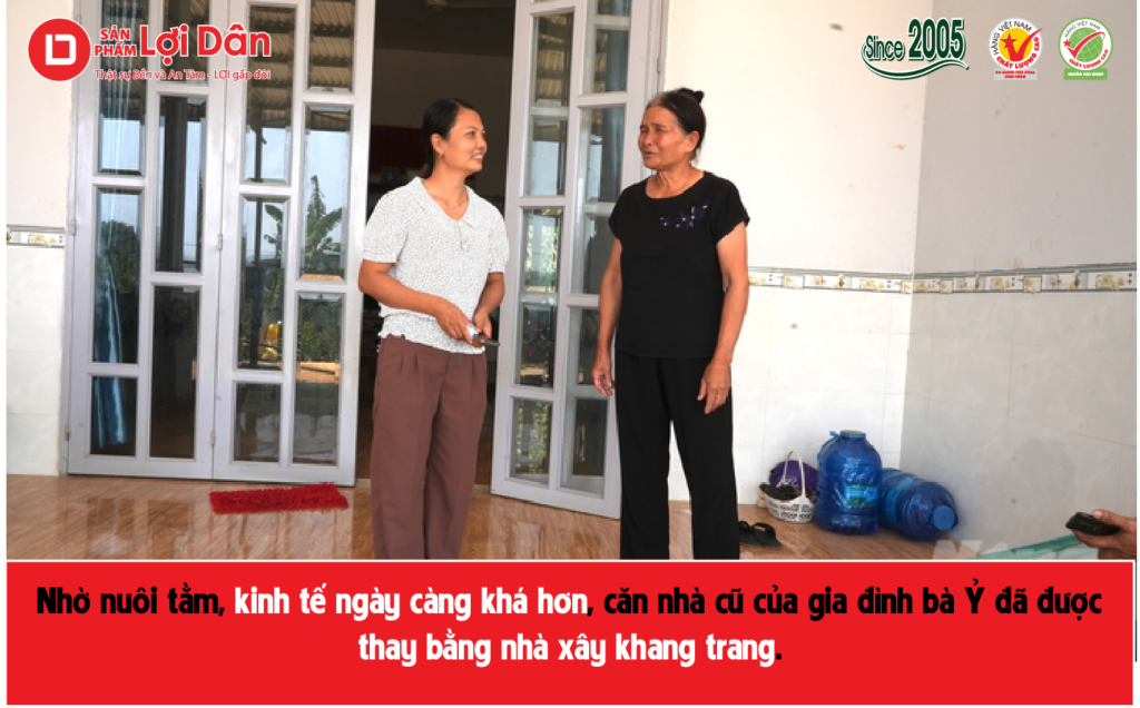 Nhờ nuôi tằm, kinh tế ngày càng khá hơn, căn nhà cũ của gia đình bà Ỷ đã được thay bằng nhà xây khang trang. Ảnh: Hồng Thủy.