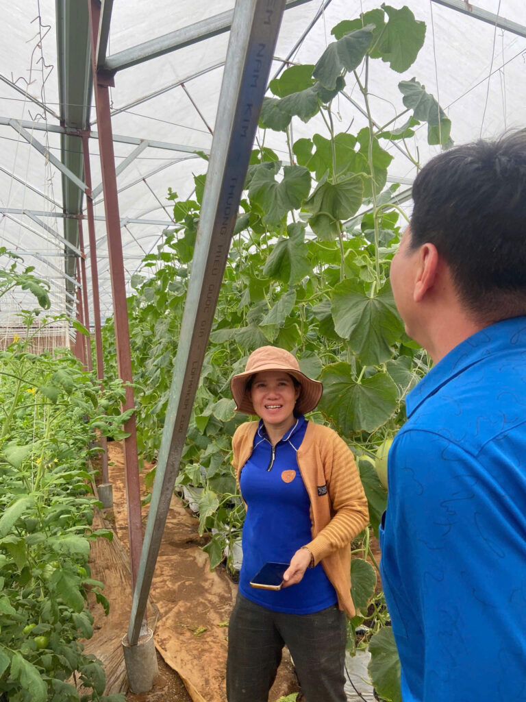 Ông Trần Vĩ Dân (Giám đốc) gặp gỡ chị Sen nhà vườn tại Đak Lăk
