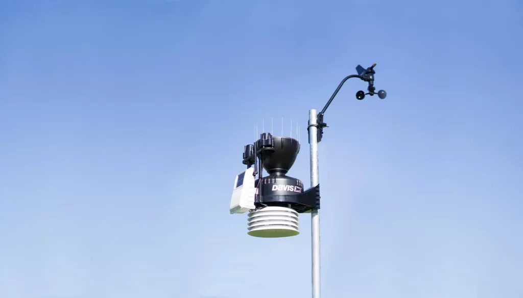 Kỹ Thuật Trồng Dưa Lưới Công Nghệ Cao: IoT, Cảm Biến Độ Ẩm và tưới tự động 9 hệ thống giám sát khí hậu